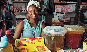 vendedora de caldos Maggi en Conakry, Guinea