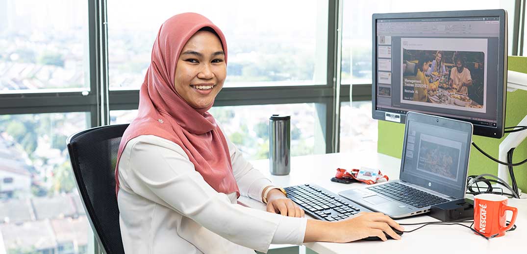 careers-office-woman-wide