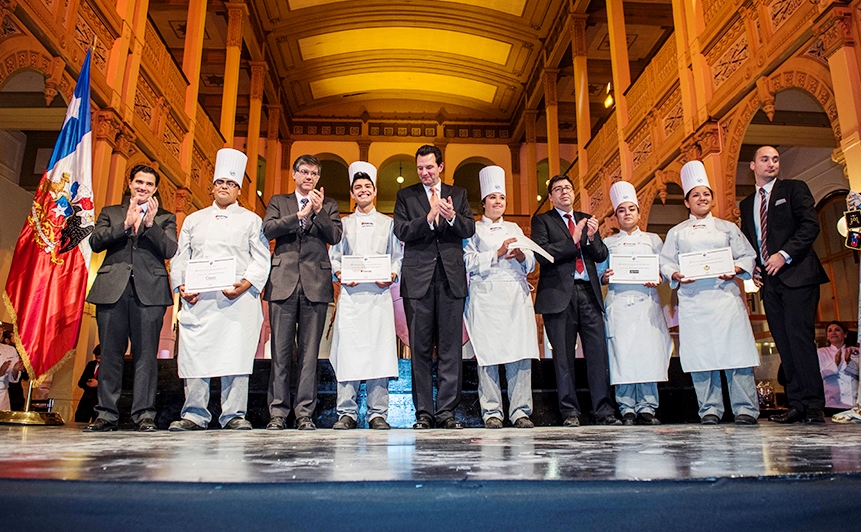 Nestlé otorgó beca para apoyar a alumno en su carrera gastronómica