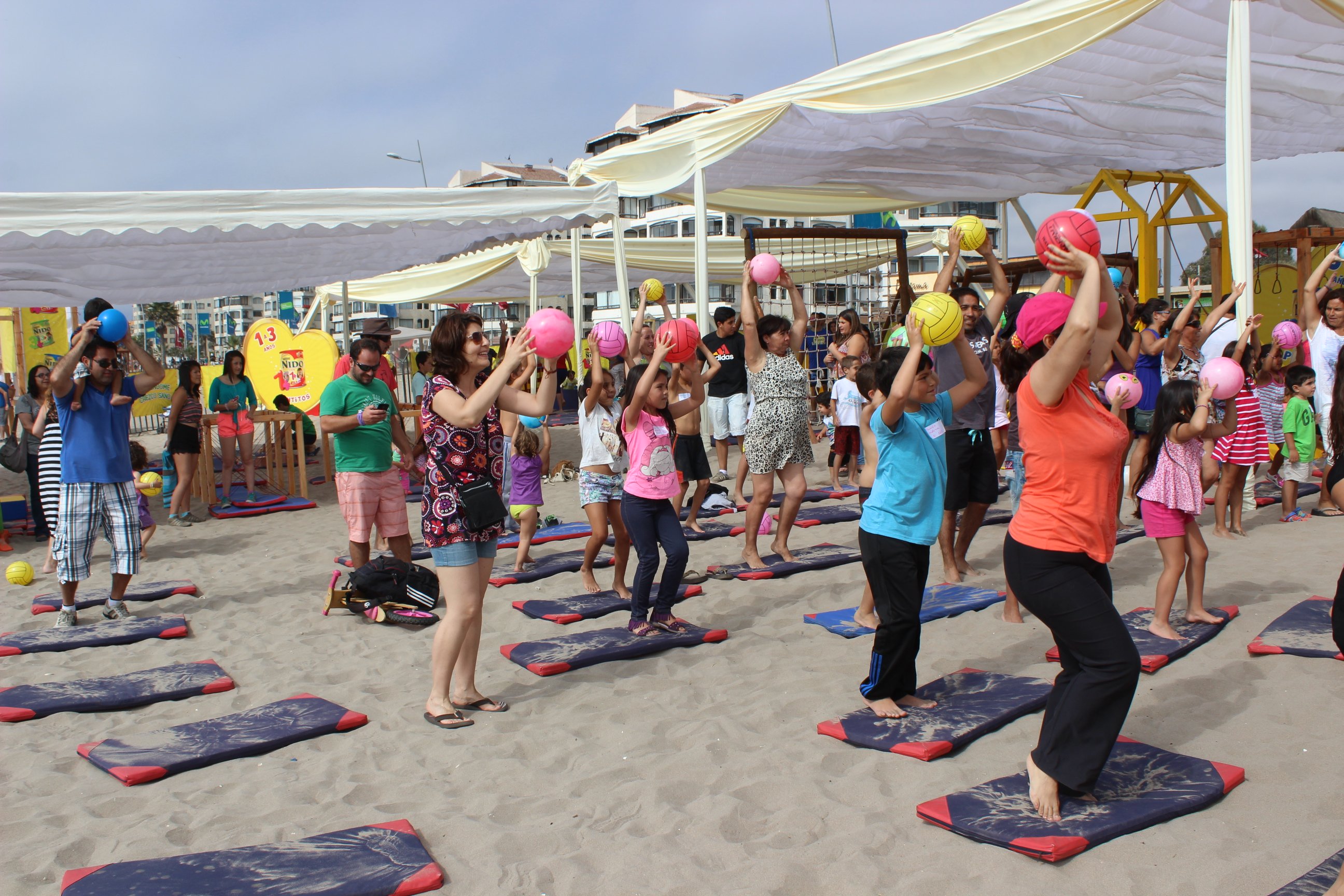 NIDO ETAPAS llevó un parque de ejercicios para la familia a distintas playas del país
