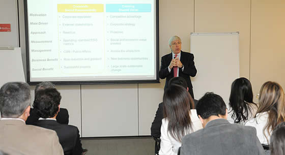 Profesor de Harvard Mark Kramer presentó modelo CVC en Nestlé Chile