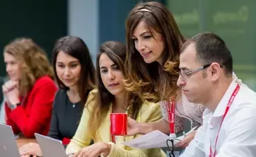 Gente trabajando en la oficina