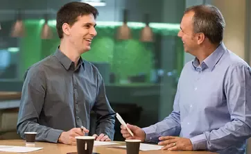 dos hombres hablando