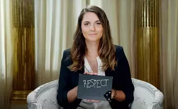 mujer sosteniendo una tarjeta con la palabra "respeto"