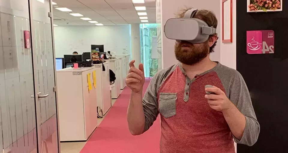 El hombre de las gafas de realidad virtual