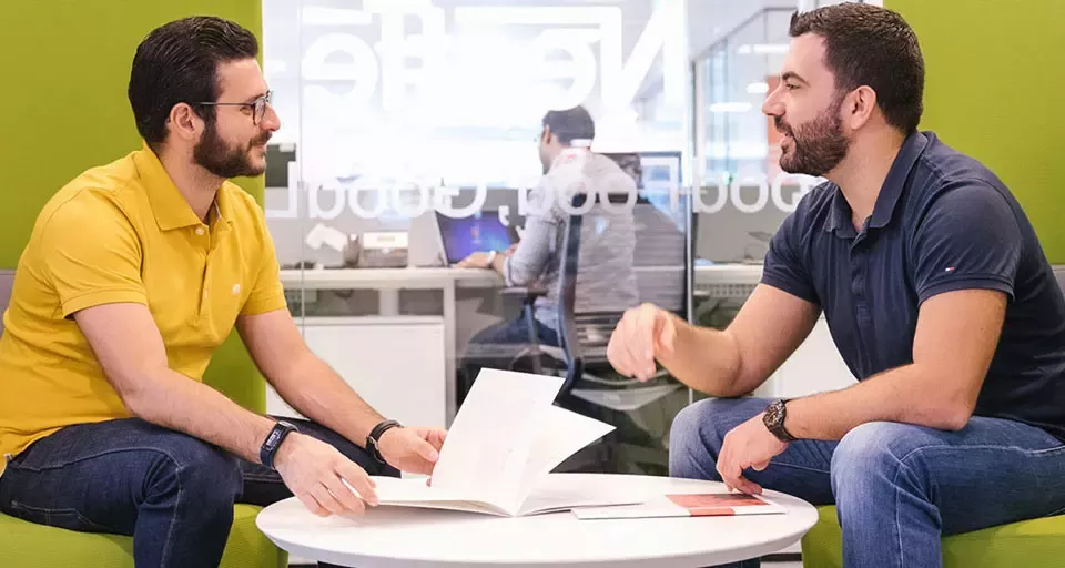 Dos hombres están hablando