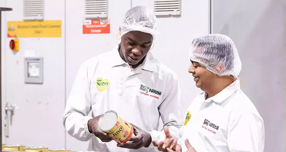 Dos hombres discuten las propiedades técnicas del envase de un producto
