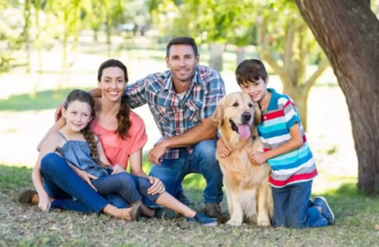Unión de familia y mascota