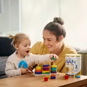 Madre e hija jugando