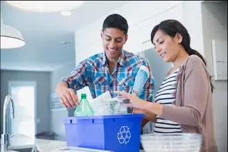 Mujer y hombre reciclando empaques plásticos