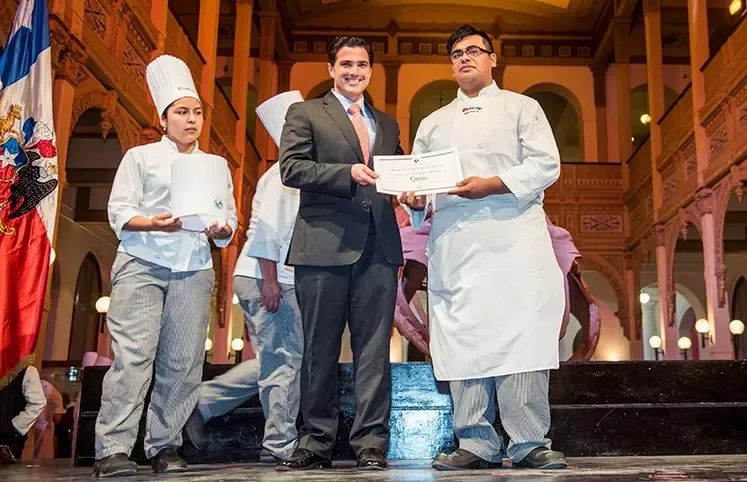 Nestlé otorgó beca para apoyar a alumno en su carrera gastronómica